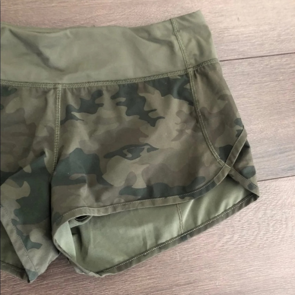 RARE! π Lululemon Camo Speed Shorts Sz. 4 β 2.5β - Picture 11 of 12
